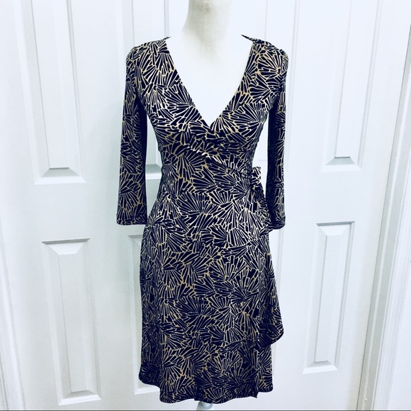 BCBGMaxAzria Dresses & Skirts - BCBGMaxAzria  3/4 Sleeve V neck Wrap Dress sz XS